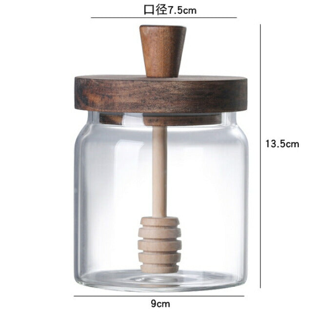 IwaiLoft 楽々気軽に使える 耐熱ガラス ハニーポット おしゃれ はちみつ容器 透明 木の蓋付 天然木 攪拌棒付き 蜂蜜ボトル 蜂蜜入れ かわいい ハニーディスペンサー はちみつサーバー ハニーサーバー ハチミツ はちみつ 蜂蜜 保存缶 保存容器 ガラス瓶 ガラス製