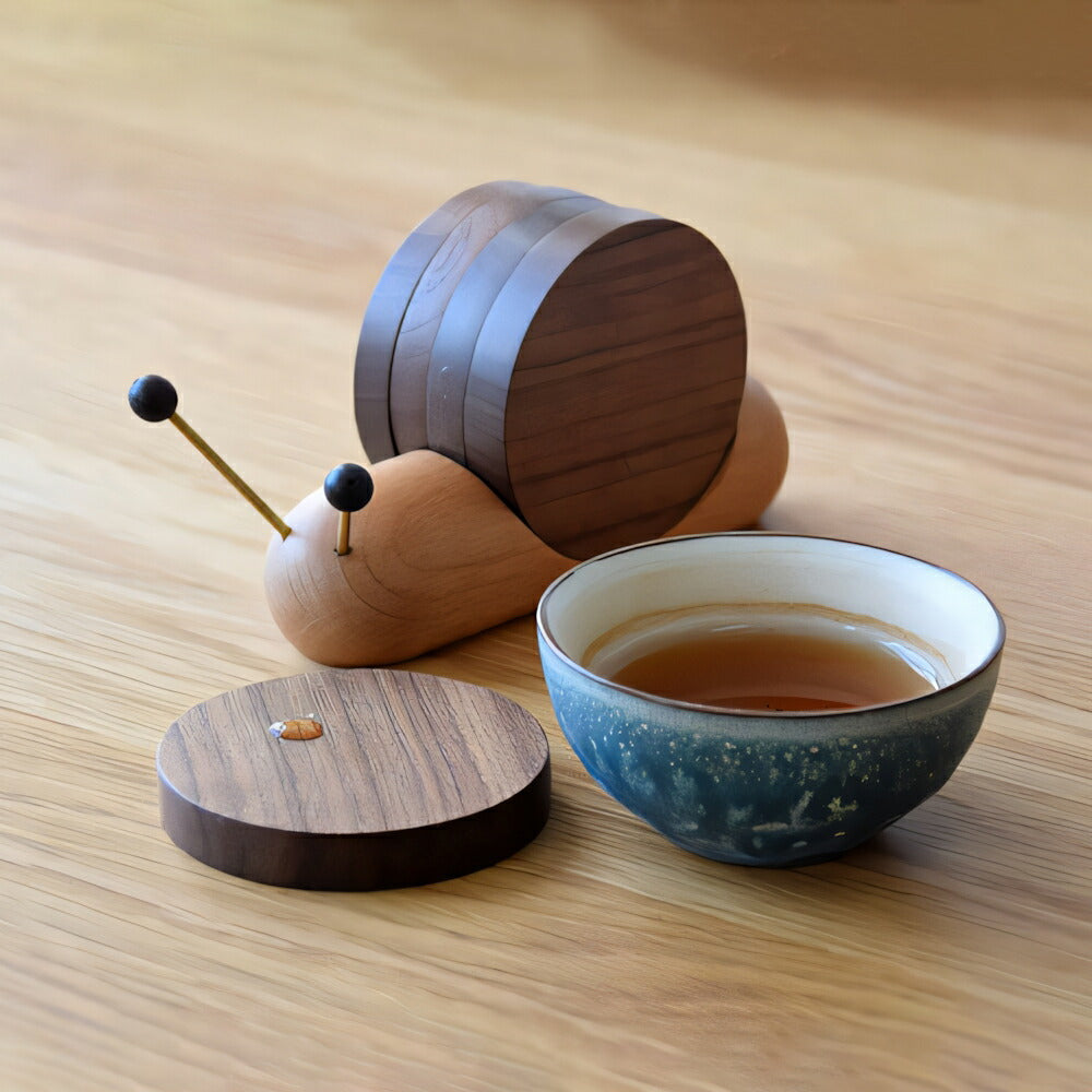 IwaiLoft Cute Snail コースター 木製 ウールナット 10cm 豆皿 茶托 茶たく 茶敷 おしゃれ カップ グラス ソーサー 受け皿 小皿 プレート 木皿 ミニ トレー トレイ 北欧 天然木 アクセサリー収納 小物入れ ティートレー お家カフェ 母の日 プレゼント